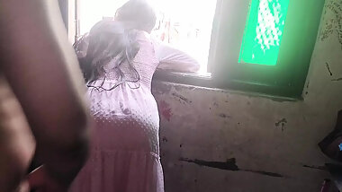 Pati ghar pe nhi tha bhabhi apne parosi ko bula kar chudbai