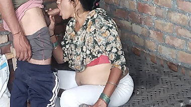 Seeing the sister-in-law cleaning the house, the neighbor uncle left the sister-in-law's ball.