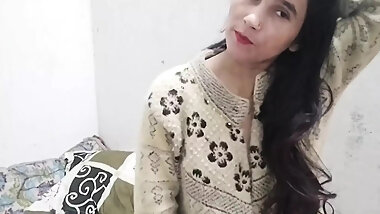 Desi aunty ko saman dene ke bahane pel diya