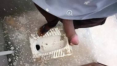 I saw my kaki maa in the public toilet today and shook her. Love Kaki Mom