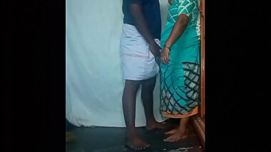 Desi girlfriend fucking in village home"