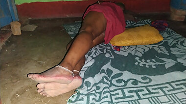 Aunty Ji Ko Raat Me Jamin Me Patak Ke Maje Se PeLa