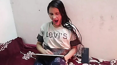 Chachi ko kapde utaar te dekh liya