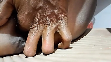 Desi bhabhi took out water by fingering in chut