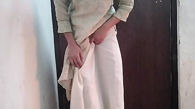 Step daughter ko ghar me band kar ke pel diya