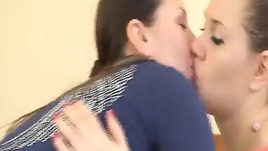 Wild Teen Girls Don't Need a Dick to Please Them