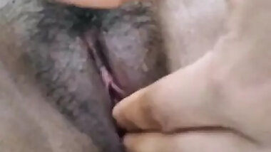 Jannat Bhabhi put a finger in her pussy and drained the water