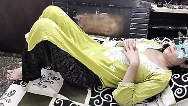 Malik ko ghar me nhi rahene par naukar ne chut mari