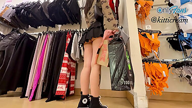 Stranger follows teen at the mall